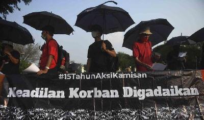 Jaringan Solidaritas Korban untuk Keadilan (JSKK) menggelar aksi kamisan menuntut pemerintah untuk segera menyelesaikan pelanggaran-pelanggaran HAM berat masa lalu di seberang Istana Merdeka, Jakarta, 7 Juli 2022. ANTARA/Akbar Nugroho Gumay