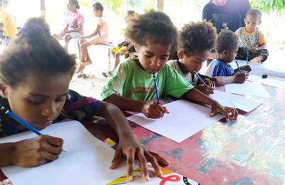 Anak-anak Suku Namblong saat mengikuti sekolah adat yang dibuat oleh Organisasi Perempuan Papua Suku Namblong, di Kampung Benyom, Distrik Nimboran, Nimbokrang, Jayapura, 10 Agustus 2022. Tempo/Egi Adyatama