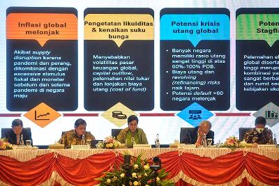Menteri Keuangan Sri Mulyani (tengah) dan para menteri menyampaikan keterangan kepada terkait nota keuangan dan Rancangan Anggaran Pendapatan dan Belanja Negara 2023 di Jakarta, 16 Agustus 2022. Tempo/Tony Hartawan