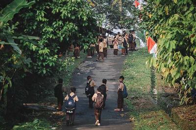 Anak-Anak saat berangkat untuk sekolah Kasepuhan Karang, Desa Jagaraksa, Lebak, Banten, 12 Agustus 2022. TEMPO/M Taufan Rengganis