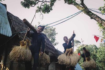 Masyarakat adat melakukan ngarengkong yang merupakan memanggul hasil panen padi dengan bambu yang dapat menghasilkan suara di Kasepuhan Karang, Desa Jagaraksa, Lebak, Banten, 10 Agustus 2022. TEMPO/M Taufan Rengganis