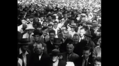 Unjuk rasa pekerja pelabuhan di Sydney, Australia, menentang pendudukan kembali Belanda di Indonesia. Gambar diambil dari film dokumenter Indonesia Calling karya Joris Ivens, 1946. Youtube History Indonesia-Australia.