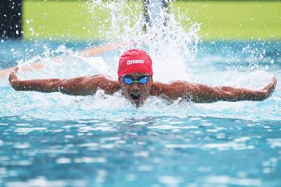 Atlet renang Indonesia Jendi Pangabean bertanding dalam final renang ASEAN Para Games ke-11 di Jatidiri Swimming Center Semarang, Jawa Tengah, 3 Agustus 2022. WF Sihardian/NurPhoto via Reuters