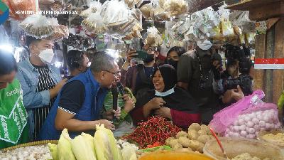Menteri Perdagangan Zulkifli Hasan berbincang dengan para pedagang pada kunjungan ke Pasar Tomang Barat, Jakarta, pada Kamis, 18 Agustus 2022.