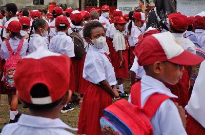 Sejumlah murid SD mengikuti Apel pagi pada hari pertama masuk sekolah di SD Negeri Inpres Vim 3 Kotaraja, Abepura, Kota Jayapura, Papua, 18 Juli 2022. ANTARA/Sakti Karuru
