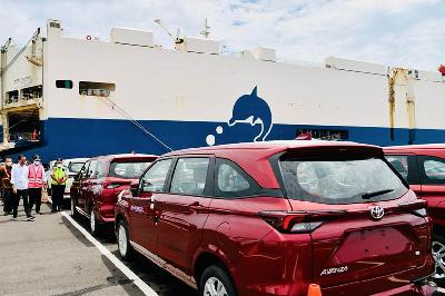 Presiden Joko Widodo meninjau pelepasan ekspor mobil di Pelabuhan Patimban, Subang, Jawa Barat, 8 Maret 2022. BPMI Setpres/Laily Rachev