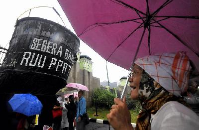 Unjuk rasa menntut mensahkan Rancangan Undang-Undang (RUU) Perlindungan Pembantu Rumah Tangga (PPRT) di depan Gedung MPR/DPR/DPD, Senayan, Jakarta Pusat, 2013. TEMPO/Tony Hartawan