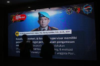 Layar besar menampilkan wajah Kadiv Propam nonaktif, Irjen Pol Ferdy Sambo di Bareskrim Mabes Polri, Jakarta, 4 Agustus 2022. TEMPO / Hilman Fathurrahman W