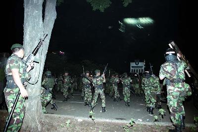 Tentara saat ragedi Semanggi di Jakarta, November 1998. Dok. TEMPO/Fernandez Hutagalung