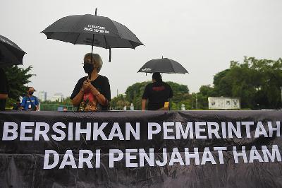 Aktivis HAM Maria Catarina Sumarsih menggelar aksi Kamisan di Jakarta, 6 Januari 2022.  ANTARA/Akbar Nugroho Gumay