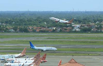 Pesawat Batik Air melakukan lepas landas di Bandara Soekarno Hatta, Tangerang, Banten, 29 April 2022. TEMPO/Subekti