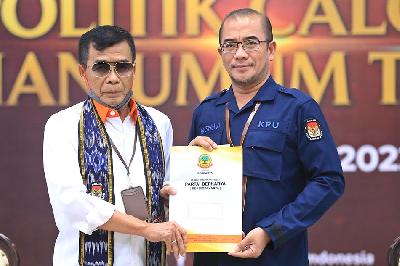 Ketua Umum Partai Berkarya Muchdi Purwoprandjono (kanan) menyerahkan berkas pandaftaran kepada Ketua KPU Hasyim Asy'ari (kanan) di Jakarta, 12 Agustus 2022. ANTARA/Ken Saphira