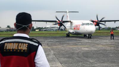 Pesawat jenis ATR-72 milik Wings Air bersiap parkir saat uji coba operasional penerbangan komersil di Bandara Pondok Cabe, Tangerang Selatan, Banten, 4 Agustus 2022. ANTARA/Muhammad Iqbal