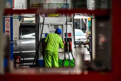 Pengisian bahan bakar di SPBU kawasan Kuningan, Jakarta, 2 September 2021. Tempo/Tony Hartawan