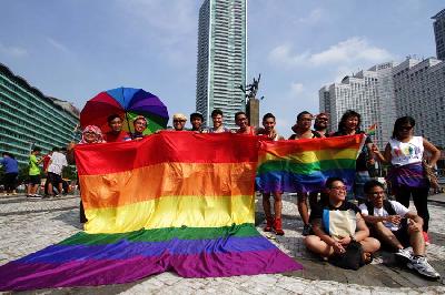 Aksi komunitas lesbian, gay, biseksual, dan transgender (LGBT) memperingati International Day Against Homophobia, Biphobia, and Tansphobia (Idahot) 2015 di Bundaran Hotel Indonesia (HI), Jakarta, 2015. Dokumentasi TEMPO/Eko Siswono Toyudho