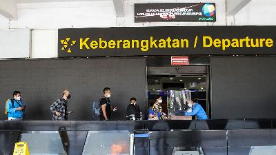 A number of passengers queue to enter the departure area at Halim Perdanakusuma Airport, Jakarta, January 24.
ANTARA FOTO/Asprilla Dwi Adha
