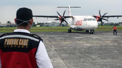 An ATR-72 aircraft belonging to Wings Air prepares to park during a commercial flight operational test at Pondok Cabe Airport, South Tangerang, Banten, August 4.
ANTARA FOTO/Muhammad Iqbal

