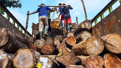 Workers load logs onto a truck at the Banjar Perum Perhutani Timber Stockpile, Ciamis Forest Management Unit, Banjar City, West Java, July 2020.
ANTARA FOTO/Adeng Bustomi
