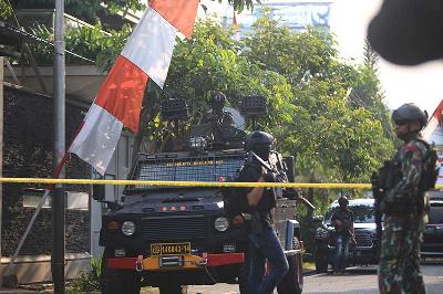 Pengawalan ketat Anggota Brimob saat Tim Inafis Mabes Polri melakukan olah tempat kejadian perkara di kediaman Sambo di Saguling, Jakarta, 9 Agustus 2022. TEMPO/Subekti
