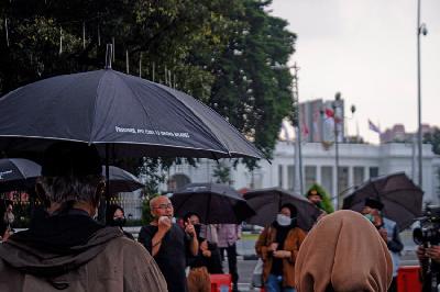 Aksi menuntut penyelesaian kasus pelanggaran Ham berat di Depan Istana Presiden, Merdeka Utara, Jakarta Pusat, 12 Mei 2022. Dokumentasi TEMPO/ Faisal Ramadhan