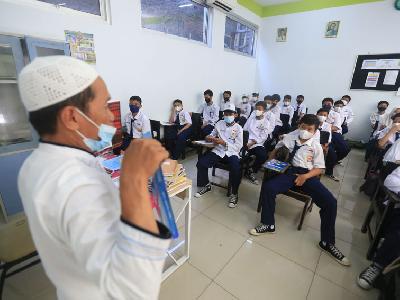 Pembelajaran tatap muka Sekolah Menengah Pertama (SMP) di Cipayung, Jakarta, 21 Januari 2022. TEMPO/Subekti.