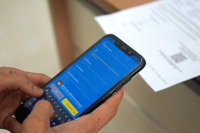 Seorang warga membuka aplikasi kependudukan melalui ponsel miliknya di Gorontalo, 27 Juli 2022. ANTARA/Adiwinata Solihin