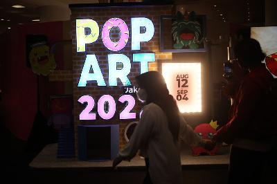 Pengunjung melihat instalasi seni Pop Art Jakarta 2022 di Senayan Park, Jakarta, 18 Agustus 2022.  TEMPO / Hilman Fathurrahman W