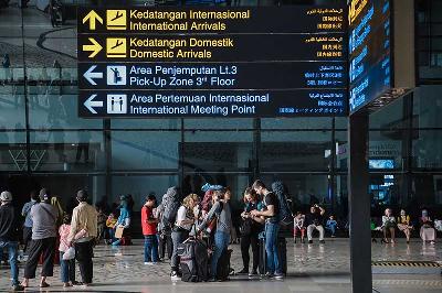 Sejumlah penumpang saat tiba di Terminal 3 Kedatangan Internasional Bandara Soekarno-Hatta, Tangerang. TEMPO/M Taufan Rengganis