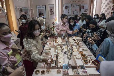 Pengunjung memilih produk kecantikan yang dijajakan dalam Jakarta X Beauty 2022 di JCC Senayan, Jakarta, 29 Juli 2022.  ANTARA/Aprillio Akbar