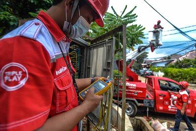 Perawatan jaringan internet di Perumahan Pondok Karya, Jakarta, 22 Februari 2021. Tempo/Tony Hartawan