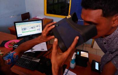 Warga melakukan perekaman untuk KTP Elektronik di Distrik Jayapura Selatan, Kota Jayapura, Papua, 4 Agustus 2022. ANTARA/Sakti Karuru