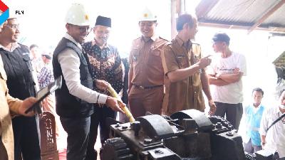 General Manager PLN Unit Induk Wilayah (UIW) Sumatera Barat, Toni Wahyu Wibowo, mendemonstrasikan pengoperasian pengolahan tebu dengan menggunakan mesin berbasis listrik yang diberikan kepada Kelompok Tani Inovatif Tebu Serumpun.