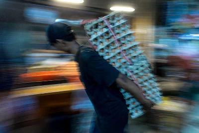 Pedagang telur di Pasar Kebayoran, Jakarta, 22 Agustus 2022. Tempo/Tony Hartawan