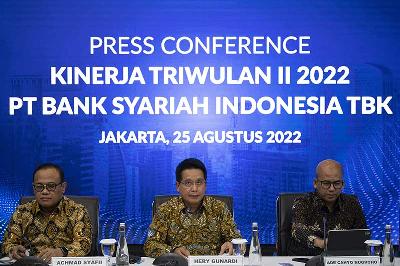 Direktur Utama PT Bank Syariah Indonesia Tbk (BSI) Hery Gunardi (tengah) dan jajarannya saat memaparkan kinerja BSI kuartal II/2022 di Jakarta, 25 Agustus 2022. ANTARA/Sigid Kurniawan