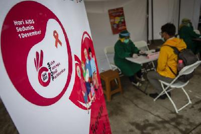 Petugas kesehatan mendata pasien sebelum menjalani pemeriksaan HIV gratis di Puskesmas Kecamatan Kramat Jati, Jakarta, 3 Desember 2020. ANTARA/Dhemas Reviyanto