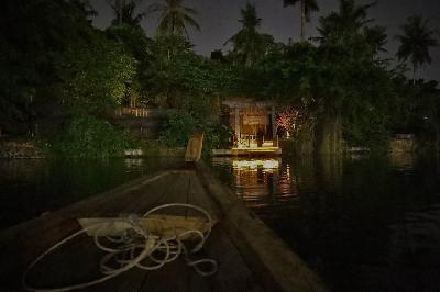 Kru menunggu pengunjung wahana Danau Terlarang saat sesi malam di Senayan Park, Jakarta, 25 Agustus 2022. TEMPO/Nita Dian