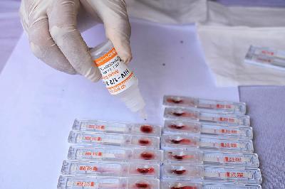 Petugas menguji sampel darah dalam pemeriksaan HIV gratis jelang Hari AIDS Sedunia di Bandung, Jawa Barat, 30 November 2019. TEMPO/Prima Mulia