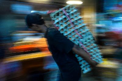 Pekerja membawa telur di Pasar Kebayoran, Jakarta, 22 Agustus 2022. Kenaikan harga telur ayam dan sejumlah bahan pangan secara simultan mendorong inflasi dan diperkirakan melonjak hingga akhir tahun. TEMPO/Tony Hartawan