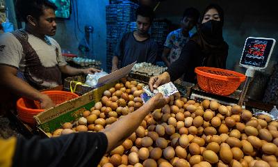 Pedagang melayani pembeli di tengah kenaikan harga telur di Pasar Kebayoran, Jakarta, 22 Agustus 2022. TEMPO/Tony Hartawan