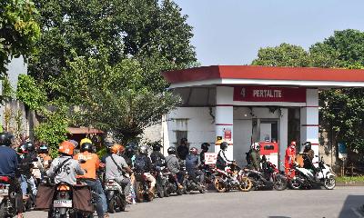 Sejumlah pengendara motor mengantre untuk mengisi bahan bakar jenis Pertalite di salah satu SPBU, Kota Bogor, Jawa Barat, 9 Agustus 2022. ANTARA/Arif Firmansyah