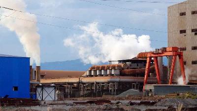 Aktivitas pengolahan biji nikel PT Huadi Nickel Alloy Adi Kawasan Industri Bantaeng, Bantaeng, Sulawesi Selatan, 3 Januari 2022/Balang Institute