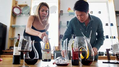 Faye Louise (kiri), dan Damian Salvetti  saat mencicipi wine saat di kantornya di Pulogadung, Jakarta, 18 Agustus 2022/TEMPO/M Taufan Rengganis