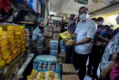 Menteri Perdagangan Muhammad Lutfi meninjau harga minyak goreng di Pasar Kramat Jati, Jakarta, 3 Februari 2022. Tempo/Tony Hartawan