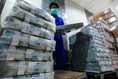 Bongkar muat uang pecahan Rp50 ribu dan Rp 100 ribu di Cash Center Bank Mandiri, Jakarta, 25 April 2022. Tempo/Tony Hartawan