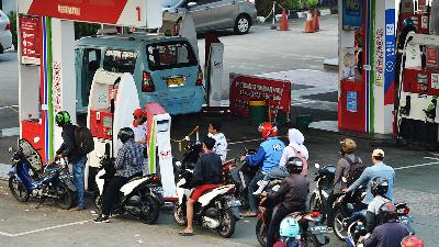 Motorists line up to fill up their motorcycle with Pertalite gasoline at a gas station in Kebon Jeruk, West Jakarta, August 22. President Joko Widodo is to announce a new policy on subsidized fuel. It is predicted the price of Pertalite and diesel fuel would be increased by Rp2,000 to 3,000 per liter.
TEMPO/Febri Angga Palguna
