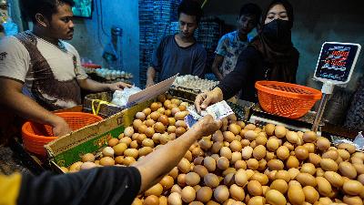 Customers at an egg trader in Kebayoran Market, Jakarta, August 22. The price of chicken eggs in Jakarta has shot up between Rp30,000 to Rp33,000 per kilogram.
Tempo/Tony Hartawan
