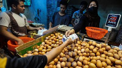 Customers at an egg trader in Kebayoran Market, Jakarta, August 22. The price of chicken eggs in Jakarta has shot up between Rp30,000 to Rp33,000 per kilogram.
Tempo/Tony Hartawan
