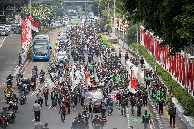 Sejumlah pengemudi ojek online menggelar aksi di depan Gedung DPR RI, Jakarta, 29 Agustus 2022. TEMPO/M Taufan Rengganis