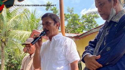 Direktur Utama BPDPKS Eddy Abdurrachman saat berkomunikasi dengan petani sawit di Laut Tabor, Sumatera Utara.
