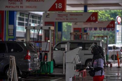 Pengisian bahan bakar di SPBU Tanah Abang, Jakarta, 23 Desember 2021. Tempo/Tony Hartawan